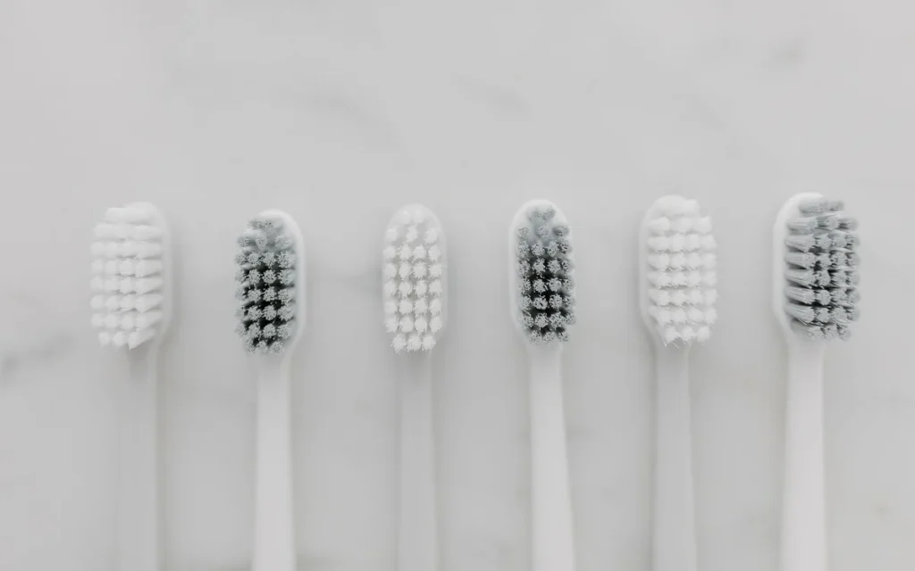 Która szczoteczka przy aparacie ortodontycznym, implantach i koronach?