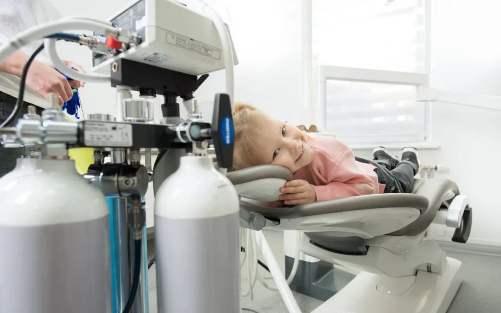 Kiedy skonsultować dziecko z dentystą dziecięcym?